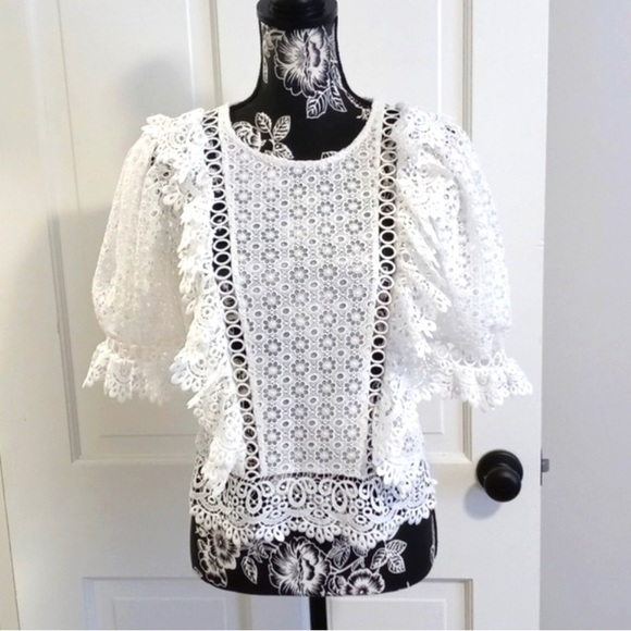 🤍Express🤍 - Eyelet Puff Sleeve Top - Picture 4 of 5